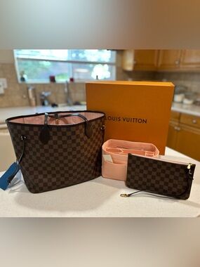 Louis Vuitton Neverfull MM with matching  wristlet!